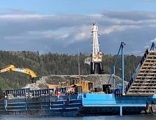 Siste Langøya-lekter dumpet 10.000 tonn steinmasser til Gilhusbukta torsdag 30. april.